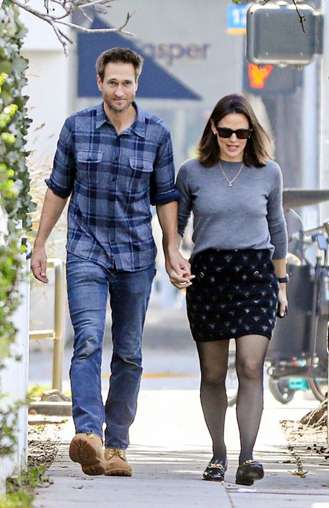 Jen Garner and Beau John Miller Hold Hands in L.A. Jennifer Garner Boyfriend, Jennifer Garner Hair, Jennifer Garner Style, Jennifer Garner Ben Affleck, Jen Garner, John Miller, Hold Hands, Entertainment Tonight, Preppy Look