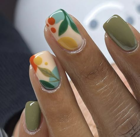 Nail Design With Leaves, Accent Nail Manicure, Simple Nail Art Spring, Two Tone Tips Nails, Island Vibe Nails, Nail Art August, Captain Marvel Nails, September Nail Design, Fall Shellac Nails Designs