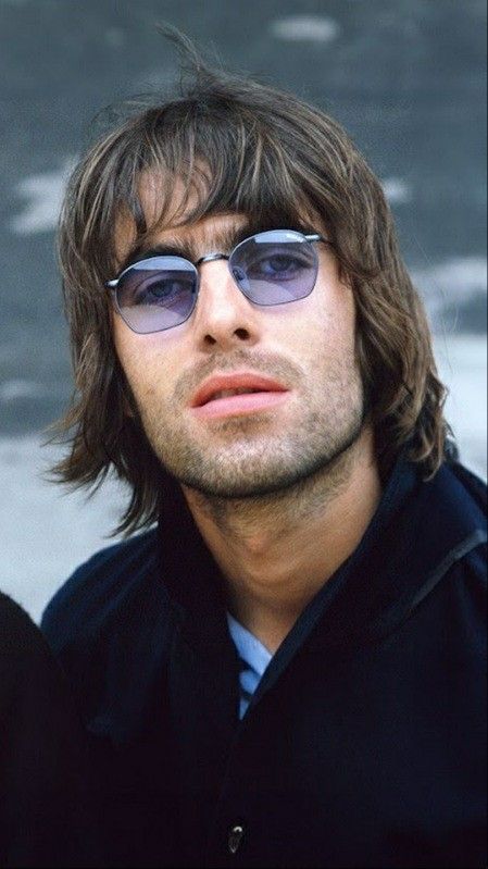 Liam gallagher from oasis band Liam Gallagher Long Hair, Oasis Haircut, Liam Gallagher Sunglasses, Liam Gallagher Glasses, Old School Hairstyles, Liam Gallagher Oasis, Oasis Band, Liam And Noel, Iconic 90s