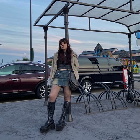 Knee High Platform Boots Outfit Grunge, Thigh High Doc Martens, Knee High Boots Outfit Grunge, Platform Boots Outfit Grunge, Boots Outfit Grunge, Outfits With Knee High Boots, Platform Boots Outfit, Boots Grunge, Knee High Platform Boots