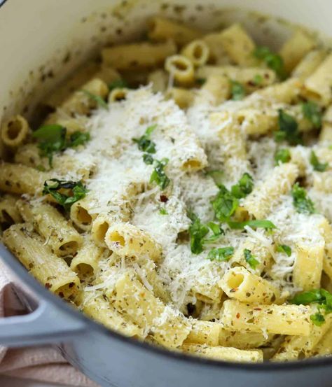 This Ricotta Pesto Pasta recipe is so easy to make in just 20 minutes and you can use homemade or storebought pesto sauce. Pesto Ricotta Pasta, Ricotta Pesto Pasta, Ricotta Pasta Recipes, Ricotta Pesto, Pesto Pasta Recipe, Creamy Pesto Pasta, Creamy Pesto Sauce, Pesto Pasta Recipes, Ricotta Pasta