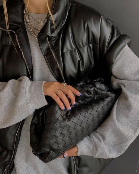 Clutch Bag Outfit, Sofia Coelho, Clutch Outfit, Black And White Girl, Style Inspiration Winter, Leather Clutch Bags, Fall Looks, Fashion Details, Sofia