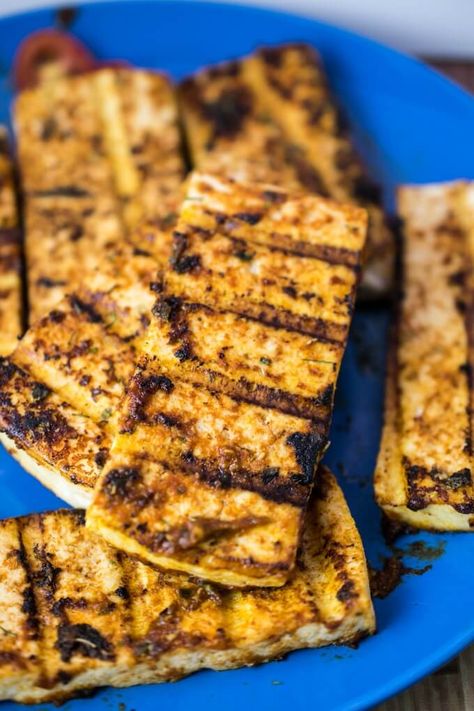 Tofu Gyros, Gyros Recipe, Vegan Bbq Recipes, Tofu Steak, Gyro Recipe, Grilled Tofu, Tofu Dishes, Vegan Bbq, Vegetarian Sandwich