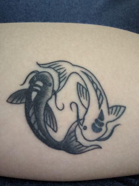 Moon and Ocean spirits Tui and La from Avatar the Last Airbender - yin yang koi Koi Avatar, Avatar Fish, Tui And La Tattoo, Practice Tattoos, Tui And La, Moon And Ocean, Moon Ocean, Avatar Tattoo, Yin Yang Koi