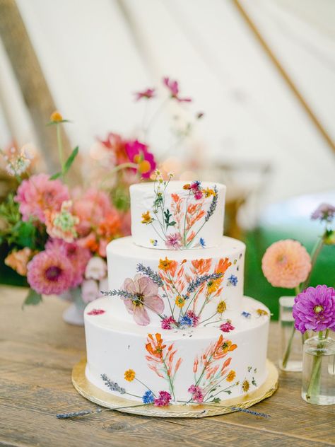 The Best June Wedding Colors Celebration Desserts, Martha Weddings, Creative Wedding Cakes, Fresh Flower Cake, Wedding Morning, Floral Wedding Cakes, Wedding Cake Flavors, Romantic Wedding Cake, Cake Trends