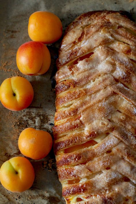 How to Make an easy Apricot Puff Pastry Braid - Days of Jay Puff Pastry Braid, Pastry Braid, Lattice Pastry, Cream Cheese Puff Pastry, Apricot Tart, Banana Jam, Cream Cheese Pastry, Apricot Recipes, Tart Filling