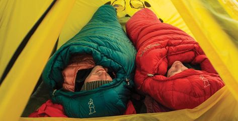 sleeping warmer while camping Camping Essentials List, Best Sleeping Bag, Sleeping Bag Liners, Tent Camping Hacks, Sleeping Bag Liner, Family Tent Camping, Cold Weather Camping, Winter Camping, Winter Hiking