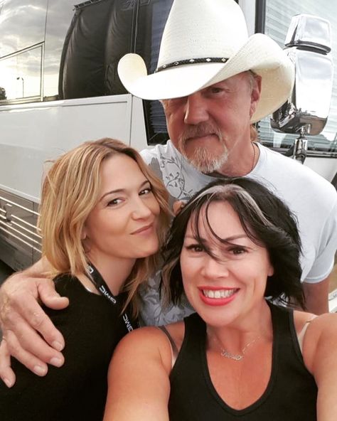 Victoria Pratt on Instagram: “Hangin with 2 of my favorite humans in Rockton Illinois. @rosietriebner #TraceAdkins” Victoria Pratt, Female Country Singer Photoshoot, Trace Atkins, Trace Adkins Songs, Chris Pratt Passengers, Dolly Parton Playing Guitar, Trace Adkins, Country Musicians, Country Singer