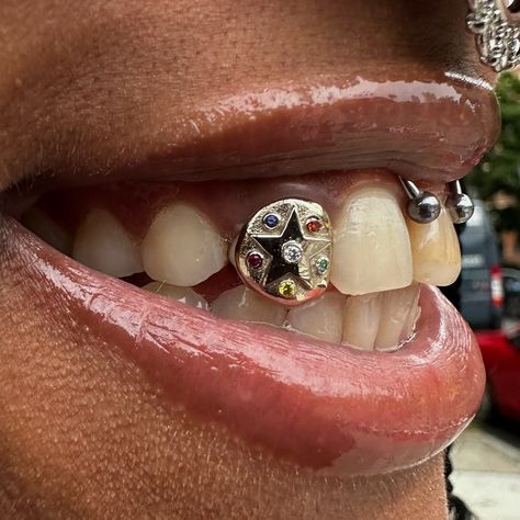 ✨14k White Gold ��“Star” Cap w/ Diamonds and Sapphires And Emerald ✨ www.FineAssFronts.com Chunky Silver Jewellery, Grillz Teeth, Nike Slippers, Tooth Gems, Tooth Gem, Teeth Jewelry, Jewelry Accessories Ideas, Classy Jewelry, Accessories Ideas