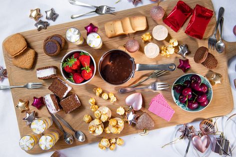 A festive dessert sharing board with 3 delicious recipes for mini desserts, plus instructions on how to assemble a stunning dessert platter. Mini Dessert Easy, Assorted Biscuits, Peppermint Crisp Tart, Peppermint Crisp, Mini Dessert Recipes, Dessert Platter, Cream Biscuits, Mini Dessert, Festive Desserts