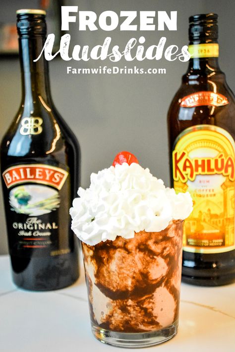 Frozen Mudslides - Boozy Chocolate Milkshake - The Farmwife Drinks Mudslide Recipe Alcohol, Vodka Milkshake, Boozy Milkshake Recipes, Baileys Recipes Drinks, Kahlua Drinks, Baileys Drinks, Frozen Drinks Alcohol, Christmas Drinks Alcohol Recipes, Boozy Chocolate