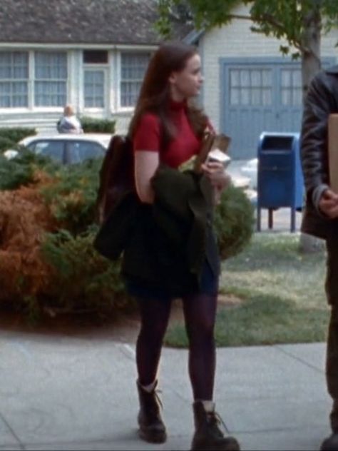 Rory Gilmore Red Shirt Black Skirt, Rory Gilmore Doc Martens, Gilmore Girl Fall Outfits, Rory Gilmore Outfits Season 1 Episode 1, Rory Gilmore Pilot Outfit, Rory Gilmore Best Outfits, Nerd Girl Aesthetic Outfit, Rory Gilmore Outfits Aesthetic, Gilmore Girls Fall Outfits