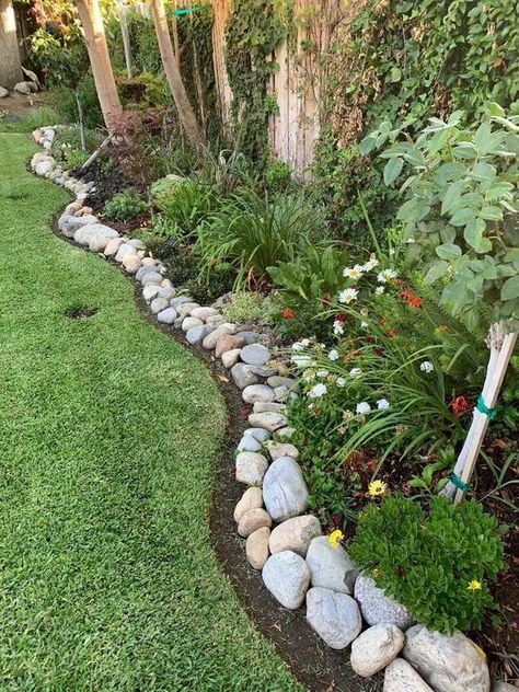 Garden Daily Ideas Slate Flower Bed, Front Garden Border Ideas, Borders For Gardens, Flower Bed Around House, Stone Garden Edging, Garden Bed Border, Front Landscaping Design, Natural Garden Ideas, Rectangle Garden Design