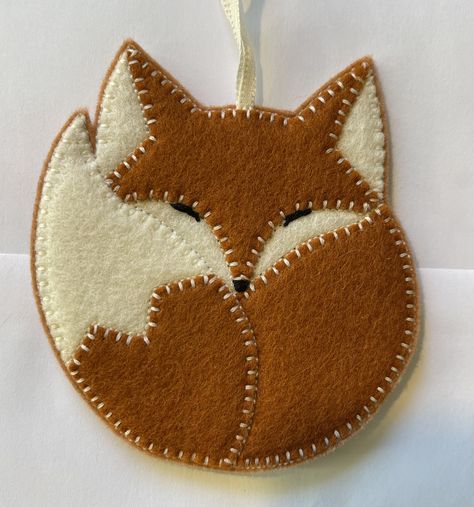 Felt Fox Christmas Ornaments, Diy Fox Ornaments, Felt Fox Ornament, Fall Felt Crafts, Felt Dog Ornament, Sewn Christmas Ornaments, Diy Felt Christmas Ornaments, Fox Ornaments, Felt Ornaments Patterns