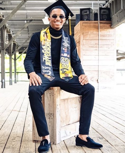 Graduation Photoshoot Men, Male Graduation Pictures, Graduation Outfit Ideas High School, High School Graduation Outfit, Grad Fits, Male Graduation, Graduation Board, Graduation Pose, Grad Poses