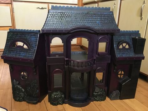 Halloween Doll House Haunted Dollhouse, Fisher Price Haunted Dollhouse, Fisher Price Dollhouse Makeover, Diy Haunted House Dollhouse, Haunted Barbie, Haunted Dollhouse Diy Ideas, Goth Dollhouse, Halloween Doll House, Halloween Haunted House Diy