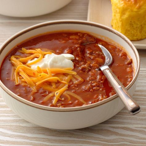 Who says a good chili has to simmer all day? This zippy chili- with a touch of sweetness from the baked beans- can be made on the spur of the moment. It's an excellent standby when unexpected guests drop in. Served with bread and a salad, it's a hearty dinner everyone raves about. Vegan Munchies, Chili Without Beans, Hearty Chili Recipe, Bowl Of Chili, Oven Meals, Slow Cooker Chili Recipe, Chili Beans, Bean Chili Recipe, Bean Chilli