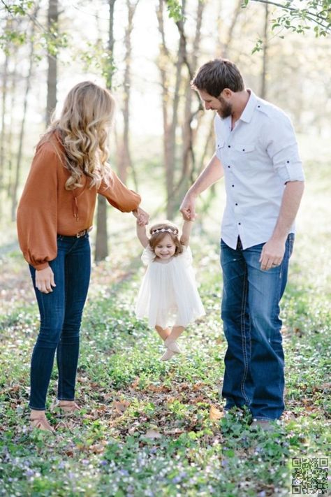 27 Fall #Family Photo #Ideas You've Just Got to See ... Bentuk Alis, Family Photos With Baby, Family Photoshoot Poses, Blowing Kisses, Baby Fotografie, Fall Family Photo Outfits, Family Picture Poses, Fall Family Pictures, Family Photo Pose