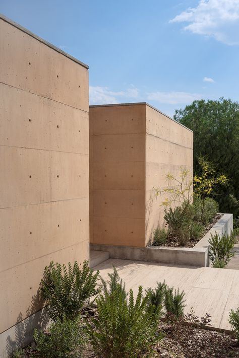 Earthy concrete walls based on "warm tones of sunset" form Casa Moulat in Mexico Clay Architecture, San Onofre, Retaining Wall Ideas, Residential Landscaping, Nice Houses, Nosara, Pale Wood, Concrete Finish, Wellness Retreat