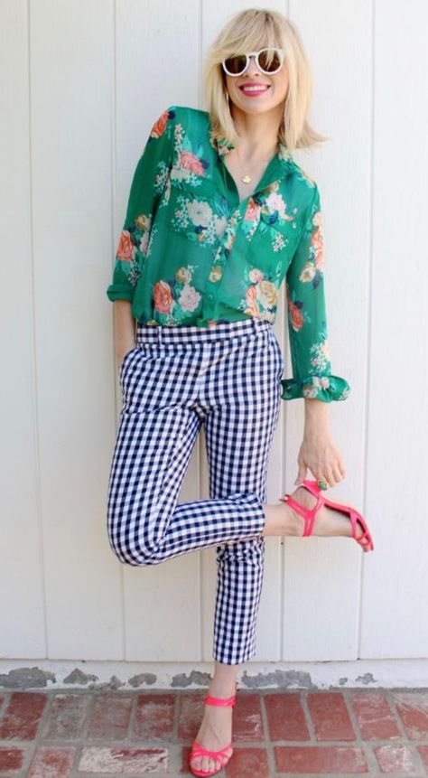 Pattern Outfits, Gingham Pants, Checkered Pants, Spring Fashion Outfits, Cooler Look, Inspiration Mode, Mixing Prints, Outfits Ideas, Floral Top