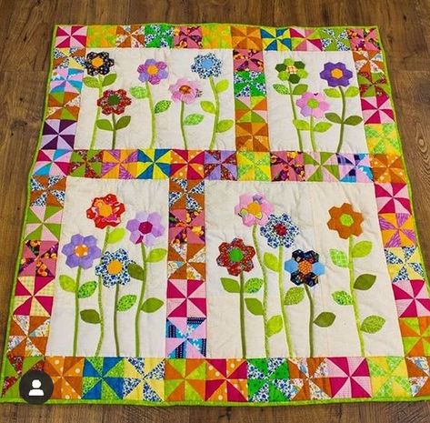 Patterns Quilt & Sewing for Beginners | Beautiful quilt made with lots of care and love | Facebook Flower Applique Patterns, Boys Quilt Patterns, Patchwork Quilting Designs, Bright Quilts, Hexie Quilt, Spring Quilts, Scrappy Quilt Patterns, Flower Quilts, Applique Quilt Patterns