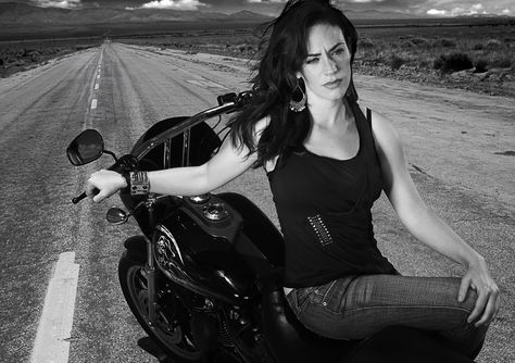 There is something sexy about a woman on a bike :) Sons Of Anarchy Tara, Metallica Albums, Maggie Siff, Sons Of Anarchy Motorcycles, Sons Of Anarchy Samcro, Motos Vintage, Office Girl, Jax Teller, Charlie Hunnam