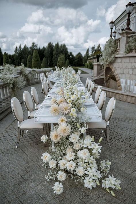 Event Table Settings, Wedding Table Styling, Wedding Png, Events Place, Wedding Theme Inspiration, Low Centerpieces, Table Setting Inspiration, All White Wedding, White Wedding Flowers