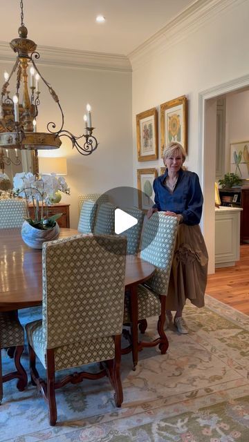 PreviewsInteriors on Instagram: "Enjoy a stroll through this fabulous dining room with Sally! #previewsinteriors #filledwithfabulousthings #sallydraughon #custominteriors #interiordesigner #diningroomdesign #green #oushakrug #antiquefrenchsideboard #antiquefrenchchandelier #moderngreenlamps" Classy Dining Room, French Chandelier, Dining Room Design, Dining Rooms, Elegant Fashion, French Antiques, Oushak Rug, Casual Style, Dining Room