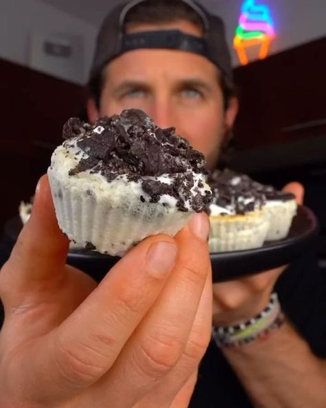 Delicious & High protein gym food😋 on Instagram: "Oreo mini protein cheesecakes😋 Would you Eat or Pass?🧁 🎥creator: @theflexibledietinglifestyle 📝 Swipe for the ingredients & Instructions 👉Follow @gymfoodys for daily food posts ❤️Like & Share with your friends - Checkout @theflexibledietinglifestyle for more recipes like this #lowcalorie #healthyrecipes #easyrecipe #highprotein #lowcaloriemeals #mealprep #healthyeating #easyrecipes #weightloss #fatloss #gymfood #foodie #highproteinmeals #gy Chocolate Oreo Cheesecake, High Protein Food, White Chocolate Oreos, Mini Oreo Cheesecake, Protein Cheesecake, Healthy Cheesecake, Protein Food, Gym Food, Oreo Cheesecake