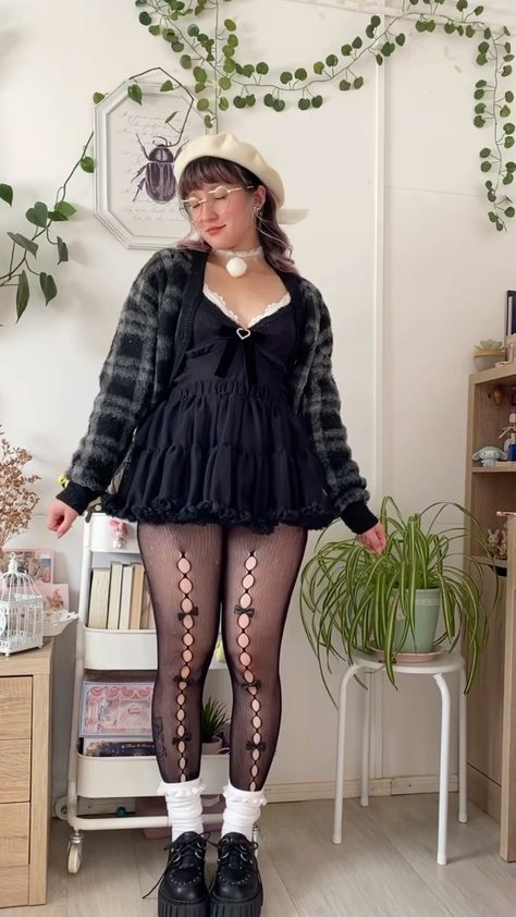 Apple Body Shape Outfits Grunge, Thick Alt Outfits, Alternative Fashion Curvy, Alt Style Plus Size, Dark Coquette Plus Size, Plus Size Egirl Outfit, Plus Grunge Outfits, Grunge Midsize Outfits, Alt Going Out Outfits