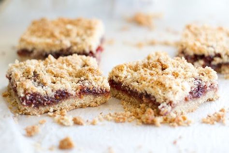 This Estonian classic - purukook (crumb cake, streusel cake) - is another recipe request. Over the last few years I've got several e-mai... Maple Brown Sugar Oatmeal, Raspberry Crumble Bars, Caramel Apple Slices, Estonian Food, Brown Sugar Oatmeal, Streusel Cake, Raspberry Crumble, Crumb Cake Recipe, Pane Dolce