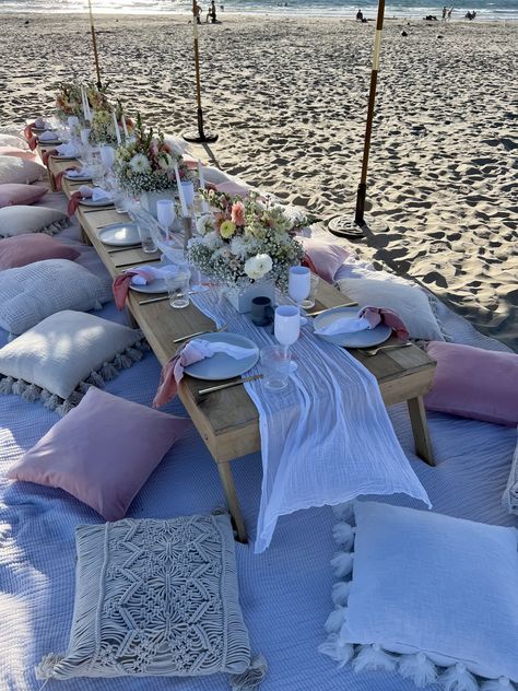 Beach Dinner Parties, Beach Picnic Party, Summer Birthday Cake, Sweet Sixteen Birthday Party Ideas, Picnic Birthday Party, Garden Party Theme, Picnic Theme, Beach Dinner, Beach Birthday Party