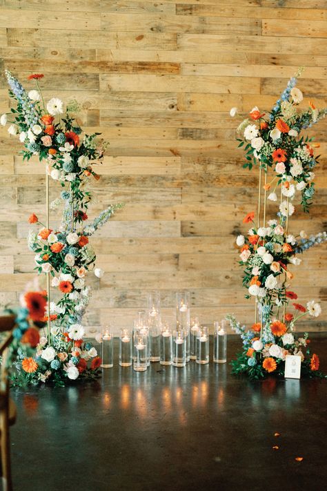 Wedding Alter Floor Flowers, Diy Flower Stands For Wedding, Flower Arch Alternative, Wedding Alter Decor, Free Standing Wedding Arch, Wedding Arch Ideas Indoor, Free Standing Wedding Decorations, Indoor Ceremony Decor, Free Standing Floral Arch