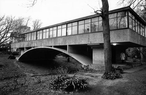 Racionalismo, modernidad y funcionalidad. Casa del Puente de Amancio Williams en Mar del Plata 1943-45 Bridge House, Brutalism Architecture, Modernist House, Architecture History, Concrete Building, Brutalist Architecture, Bridge Design, A Bridge, Brutalism