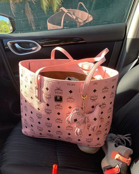 Pink Mcm Bag, Mcm Bag Outfit, Mcm Tote Bag, Pink Mcm, Louis Vuitton Handbags Speedy, Mcm Purse, Mcm Bag, Luxury Bags Collection, Handbag Essentials