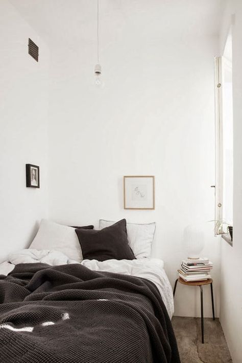 Boring Bedroom, Scandinavian Apartment, Scandinavian Bedroom, Small Bedroom Decor, 아파트 인테리어, Tiny Bedroom, Simple Bedroom, White Bedding, A Blanket