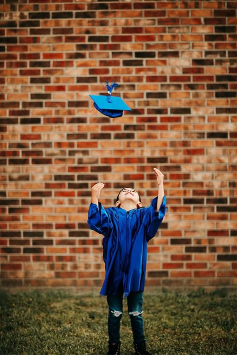 Graduation Picture Ideas Kindergarten, Outdoor Kindergarten Graduation Pictures, Pre K Graduation Pictures Boy, Graduation Photoshoot Kindergarten, Preschool Grad Photo Ideas, Prek Graduation Party Ideas, Kinder Grad Photoshoot, Tk Graduation Pictures, Prek Graduation Photoshoot