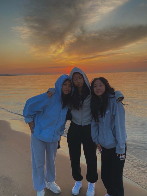 #friends #friendship #beach #sunrise #aesthetic #outfits #lake Beach Sunrise Aesthetic, Sunrise Outfit, Sunrise Aesthetic, Sunrise Lake, Senior Activities, Beach Sunrise, Aesthetic Outfits, Photo Ideas, Rain Jacket