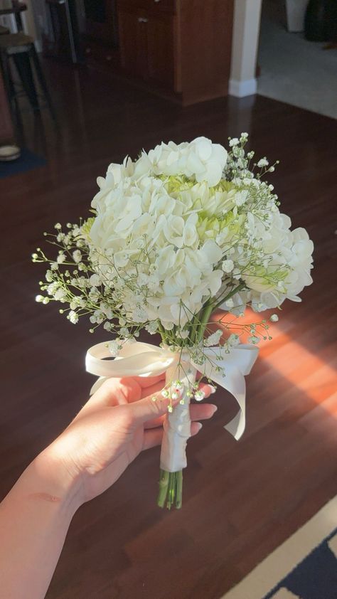 Wedding Bouquets Flowers Types, Dark Green Prom Bouquet, Winter Formal Bouquet, Prom Bouquet For Green Dress, White And Green Flower Bouquet, Light Green Bouquet, White Prom Bouquet, Prom Bouquet Ideas, Wedding Bouquet Green