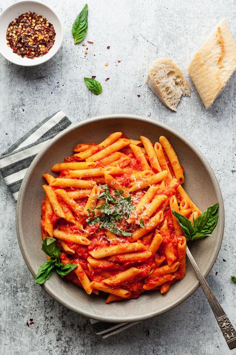 Pasta In A Bowl, Sugo Recipe, Penne Pomodoro, Easy Vegetarian Pasta, Vegetarian Pasta Recipes Easy, Vegetarian Pasta Recipe, Kid Friendly Vegetarian Recipes, Pasta Vegetarian, Vegetarian Pasta Dishes