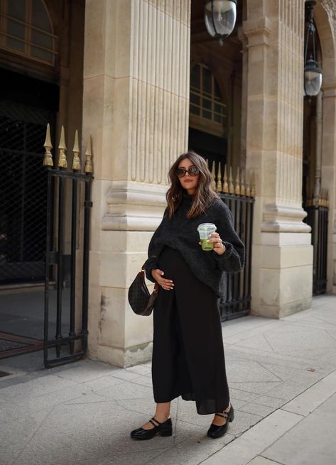 @meri muminovic Maternity Black Jeans Outfit, Maternity Midi Dress Winter, Maternity Slip Skirt Outfit, Pregnancy Friendly Outfits, Pregnancy Capsule Wardrobe Fall Winter, Maternity Outfits Overalls, Casual Maternity Style, Maternity Business Professional, Minimalist Maternity Outfits