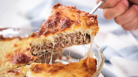 This Cheeseburger Pie Is Your Next Favorite Dinner Delight! Keto Cheeseburger Pie, Easy Cheeseburger Pie, Bacon Cheddar Dip, Hamburger Meals, Keto Cheeseburger, Homemade Cheeseburgers, Ground Beef And Cabbage, Cheeseburger Pie, Burger Bun