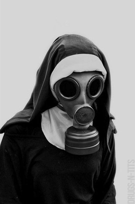 Máscara de gás e roupa de freira? LOL XD                                                                                                                                                                                 Mais Oni Maske, Rabe Tattoo, Gas Mask Art, Black Parade, Masks Art, Foto Art, Gas Mask, Funny Pics, My Chemical Romance