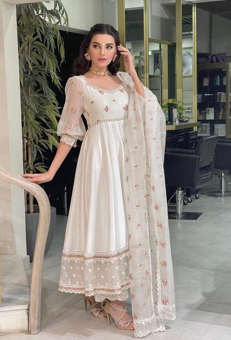 Traditional Indian Dress, Desi Fashion Casual, Casual Indian Fashion, Pakistani Fancy Dresses, Pakistani Dresses Casual, Beautiful Pakistani Dresses, Salwar Kamiz, Indian Dresses Traditional, Traditional Indian Outfits