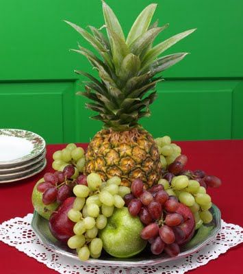 Hop Decorations, Pineapple Centerpiece, Food Bouquet, Table Decoration Ideas, Fruit Centerpieces, Christmas Dinner Table, Sock Hop, Autumn Ideas, Fruit Decorations