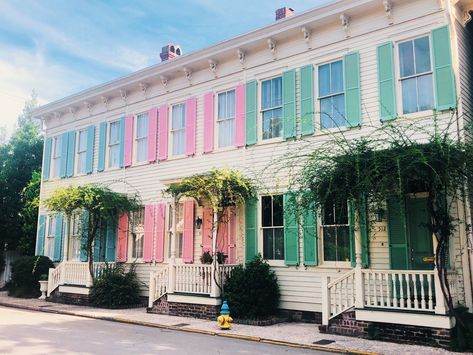 Rainbow Row Savannah Ga, Savannah Core, Savannah Homes, The Old Pink House Savannah, Savannah Georgia Skyline, The Olde Pink House Savannah, Savannah Ga Architecture, Honeymoon Trip, Rainbow Row