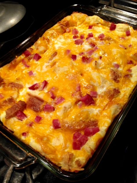 Ham And Egg Casserole, Egg And Cheese Casserole, Egg Bake Casserole, Ham Breakfast Casserole, Breakfast Casserole With Bread, Ham Breakfast, Baked Eggs Recipe, Baked Breakfast Recipes, Ham Casserole