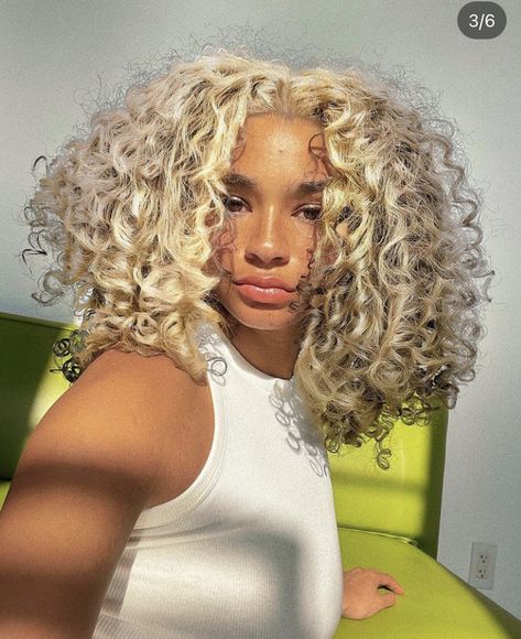 Light Blonde Hair Black Women, Superman Pose, Perfect Blonde Hair, Highlights Curly, Curly Styles, Dyed Curly Hair, Biracial Hair, Summer Blonde, Hair Magic