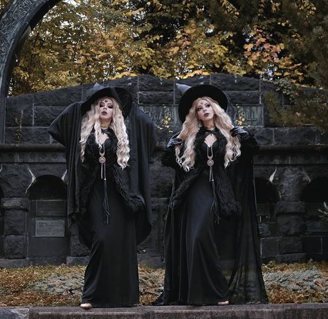 Dressing up as a witch for Halloween can be anything but basic. There are so many ways to channel your inner sorceress that will surely turn heads. Keep Matching Witch Costumes, Elegant Witch Costume, Gothic Witch Costumes, Diy Witch Costume Women, Witch Costumes For Women Diy, Witch Couple Costume, Witchy Costume Ideas, Modern Witch Costume, Moon Witch Costume