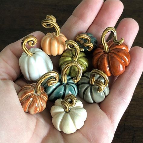 Fall Ceramics Projects, Fall Ceramic Ideas, Mini Ceramic Ideas, Fun Pottery Ideas, Ceramic Gift Ideas, Halloween Clay, Summer Decorating Ideas, Pottery Crafts, Pottery Classes